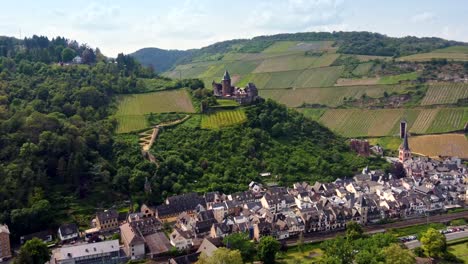 Castillo-Medieval-De-Burg-Stahleck-Y-Albergue-En-La-Cima-De-Una-Colina-Con-Vistas-Al-Valle-Medio-Del-Rin-Y-A-La-Ciudad-Alemana-De-Bacharach