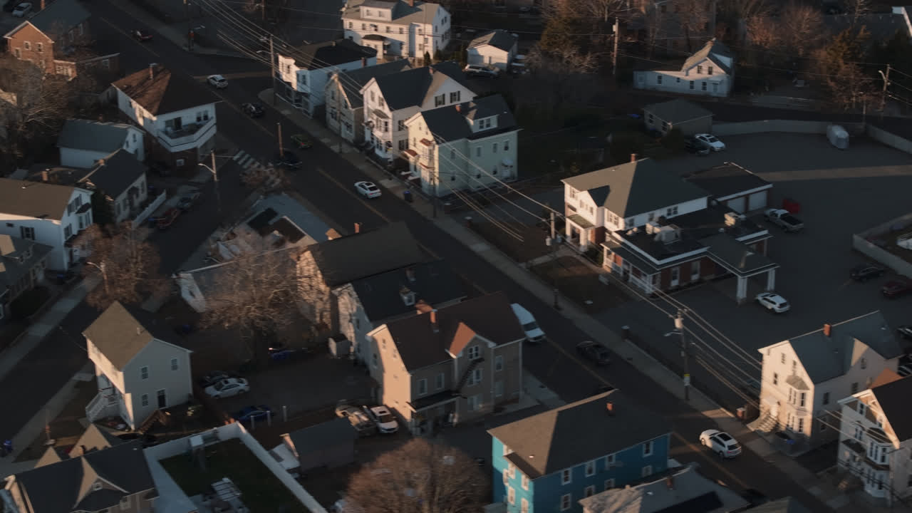 ロードアイランド州プロビデンスの住宅街の空撮。秋の日に撮影。