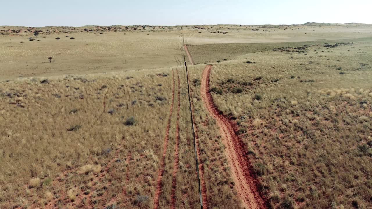 drone sobrevuela una valla en una granja en el desierto de kalahari en sudáfrica