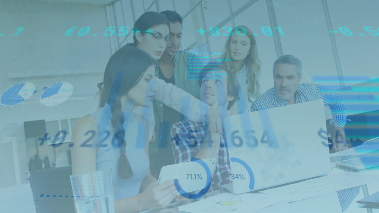 animación de procesamiento de datos financieros en diversos equipos de negocios que colaboran en la oficina