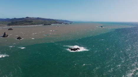 Disparo-De-Drones-A-Gran-Altura-Volando-Sobre-El-Océano-Y-La-Mezcla-De-Agua-Dulce-Del-Interior