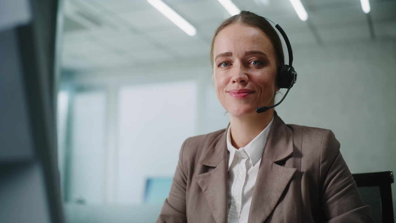 mujer en el centro de llamadas
