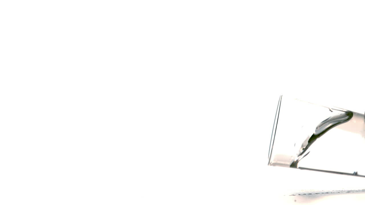 un vaso de agua cayendo y derramándose