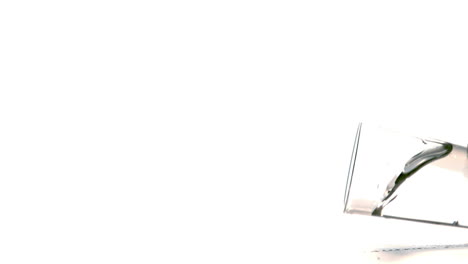 un vaso de agua cayendo y derramándose