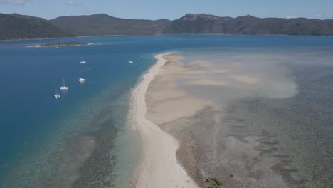 langford island famoso asador de arena con embarcaciones de recreo en verano - islas whitsunday en qld, australia
