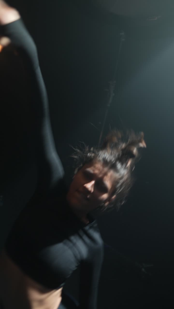 actuación de danza contemporánea en un estudio oscuro