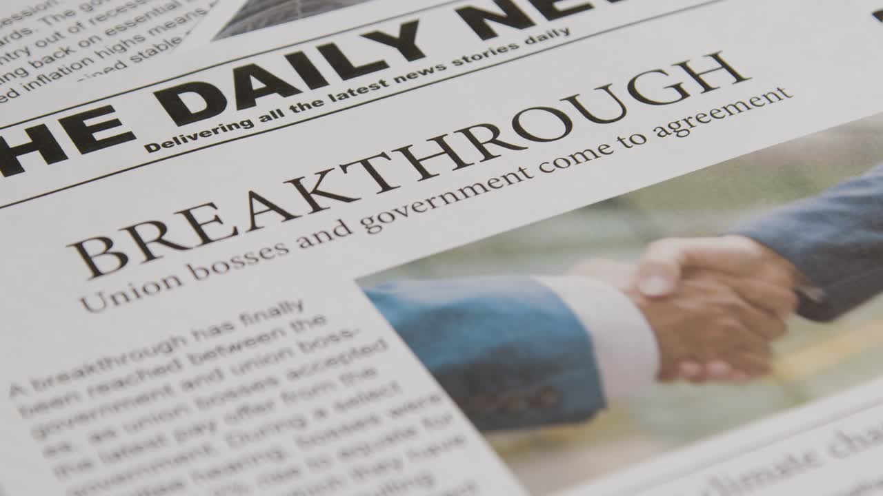 노동조합 분쟁에서 파업 협상을 논의하는 신문 헤드라인 1