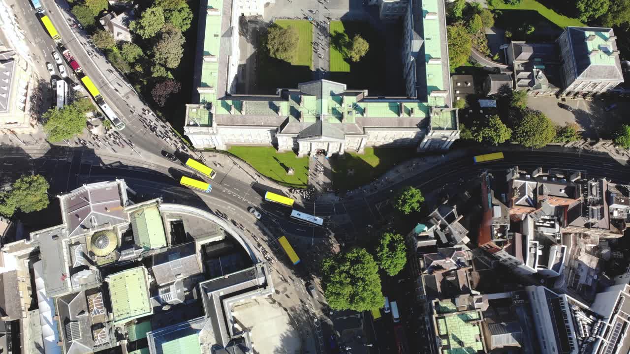 Ônibus amarelos de Dublin e vista aérea do tráfego na College St, Parliament House, Trinity College