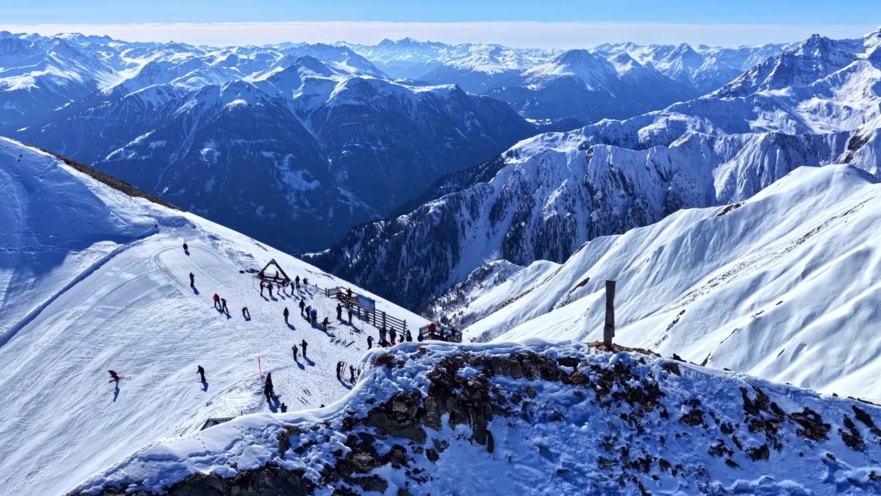 Cresta montuosa innevata con edificio, Serfaus-Fiss-Ladis, Alpi austriache, destinazione turistica invernale.
