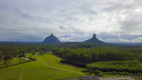 Toma-Aérea-En-Rápido-Movimiento-Del-Valle-Tropical-En-Australia