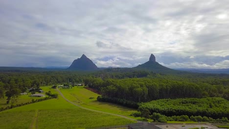 toma aérea en rápido movimiento del valle tropical en australia