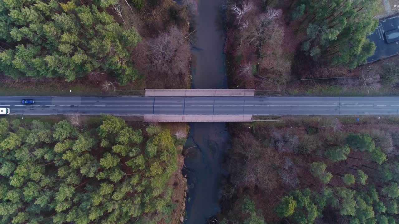 겨울에 말라 파뉴 강을 건너는 교통 교량, 오버헤드 공중