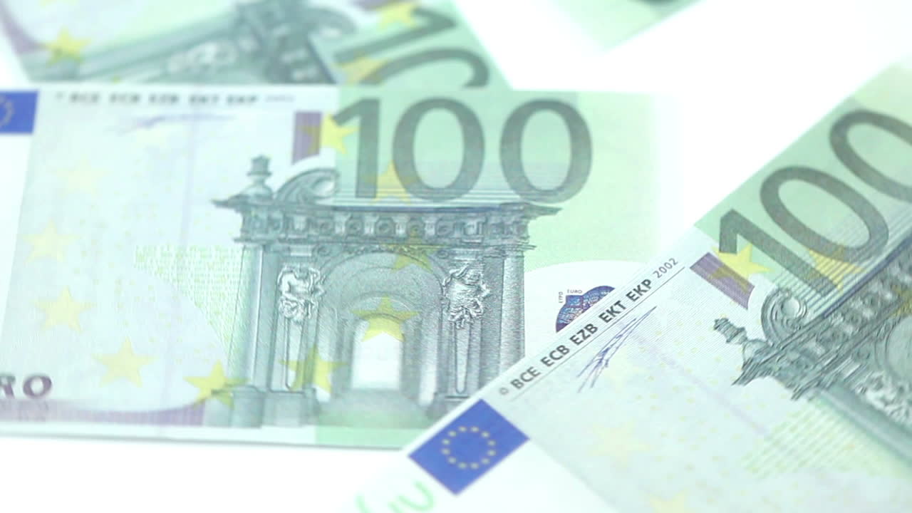 테이블 에 던져진 100 유로 의 지폐