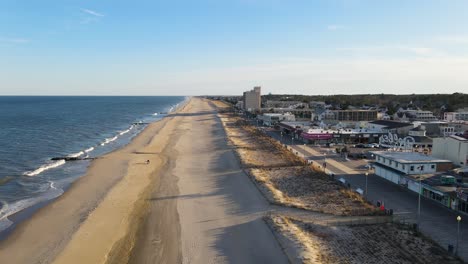 Eine-Süße-Drohnenaufnahme-Von-Rehobeth,-Delaware-Beach