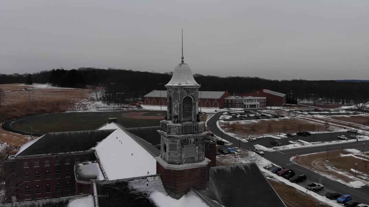 코네티컷주 뉴타운에 있는 버려진 페어필드 힐스 병원 정신병원에서 썩어가는 큰 큐폴라를 돌고 있는 영화 같은 겨울 드론 샷