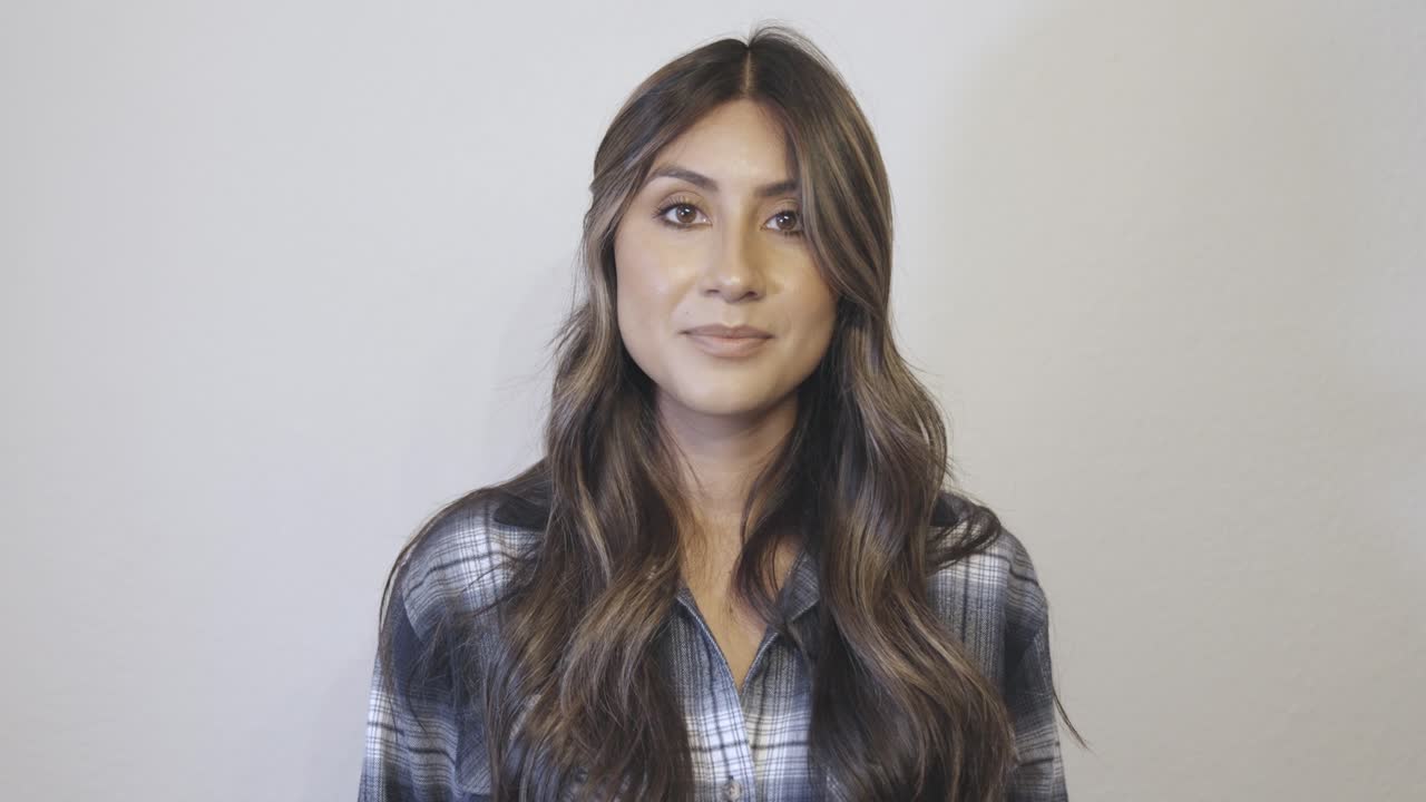 mujer hispana dice nueve en múltiples estilos y gestos