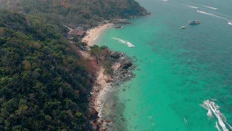 Vista-Superior-De-La-Playa-De-Arena-Y-Colinas-Verdes-Cerca-Del-Océano-Turquesa