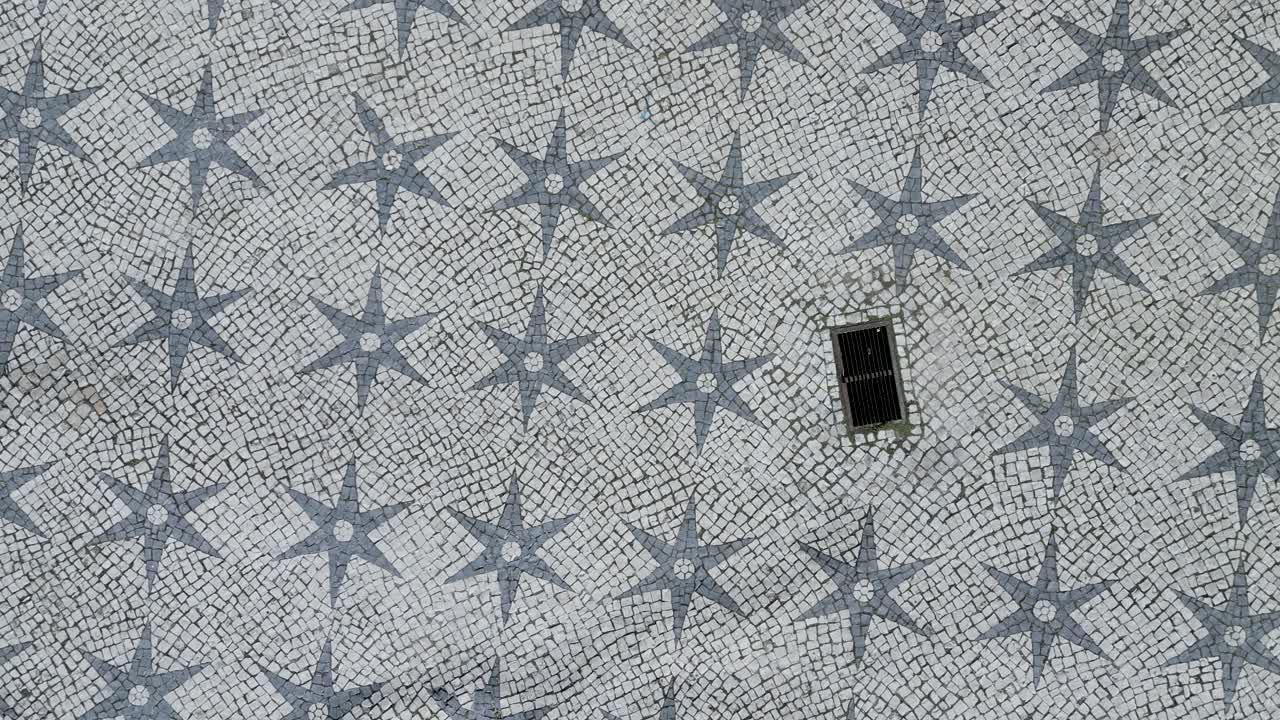 드론에서  ⁇ 처된 전형적인 포르투갈 보행로를 따라 산책하는 사람