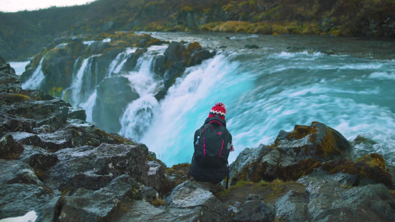 Fotografa alle cascate di Midfoss, Islanda. Acqua blu primaverile. Risoluzione 4K