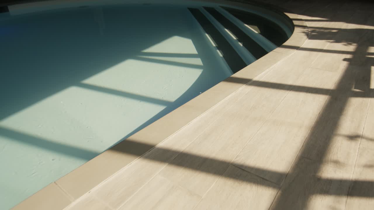 ⁇  비어 있는 수영장에서의 그림자