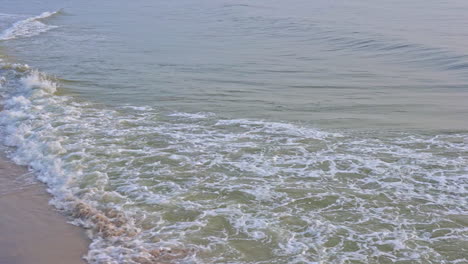 cámara lenta de las olas del mar tropical rompiendo en la playa de arena blanca de la isla exótica