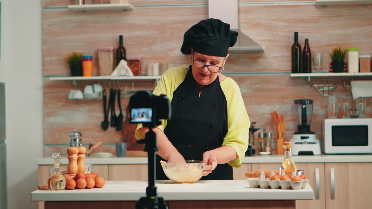 mujer grabando podcast de comida