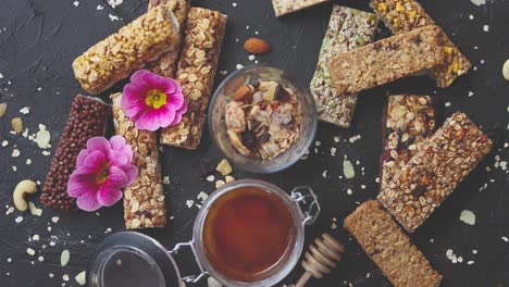 Gesunde-Superfood-Zusammensetzung-Verschiedene-Arten-Müsli-Energie-Proteinriegel-Mit-Honig-Im-Glas-In