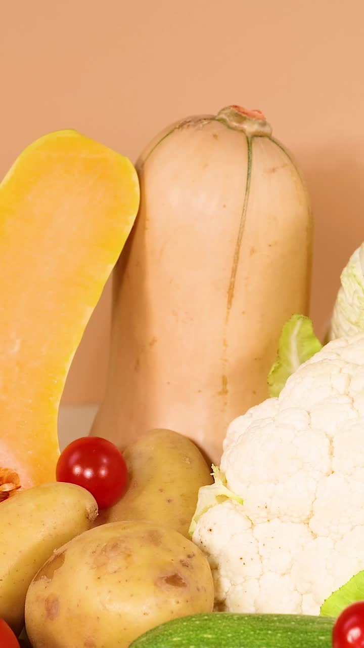 hortalizas variadas expuestas sobre un fondo blanco