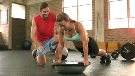 entrenador motivando al cliente haciendo flexiones