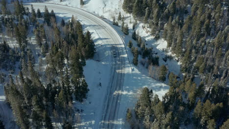 Vista-Aérea-Siguiendo-El-Camión-Por-La-Carretera-Nevada-De-La-Montaña