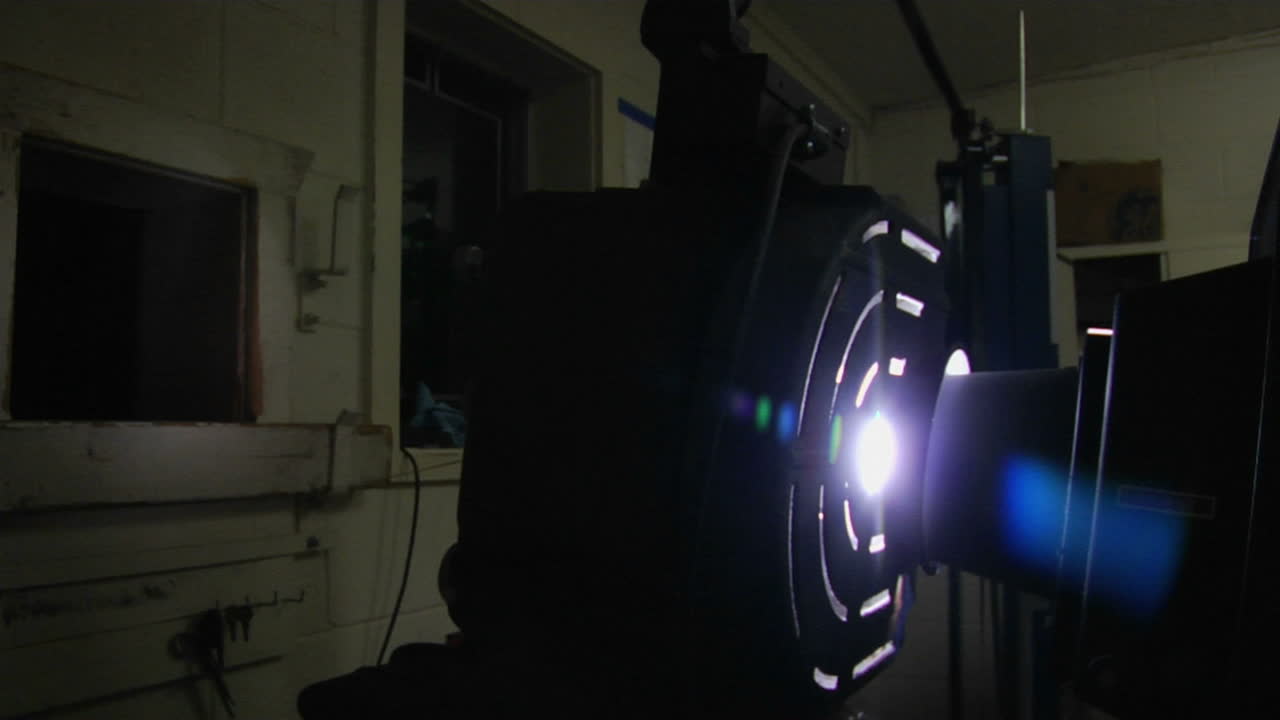 16-миллиметровая пленка проходит на планшетной проекционной пластине 2