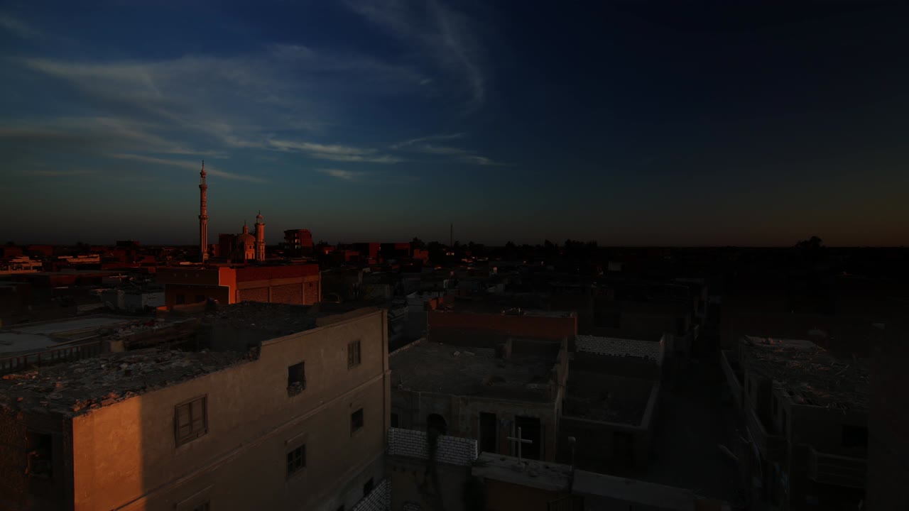 Timelapse dello skyline mediorientale dal tetto al tramonto o all'alba