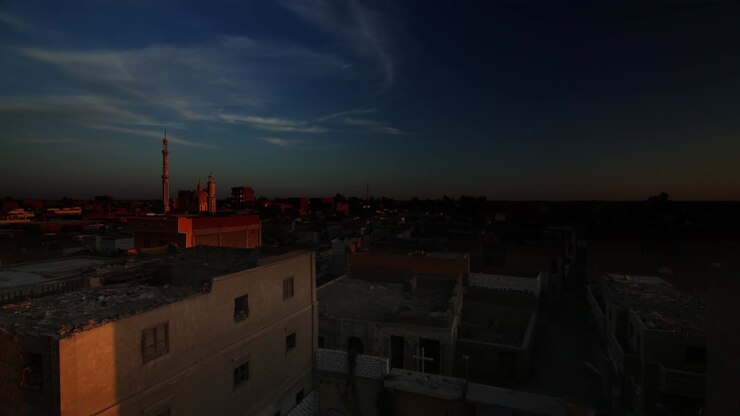 Timelapse dello skyline mediorientale dal tetto al tramonto o all'alba