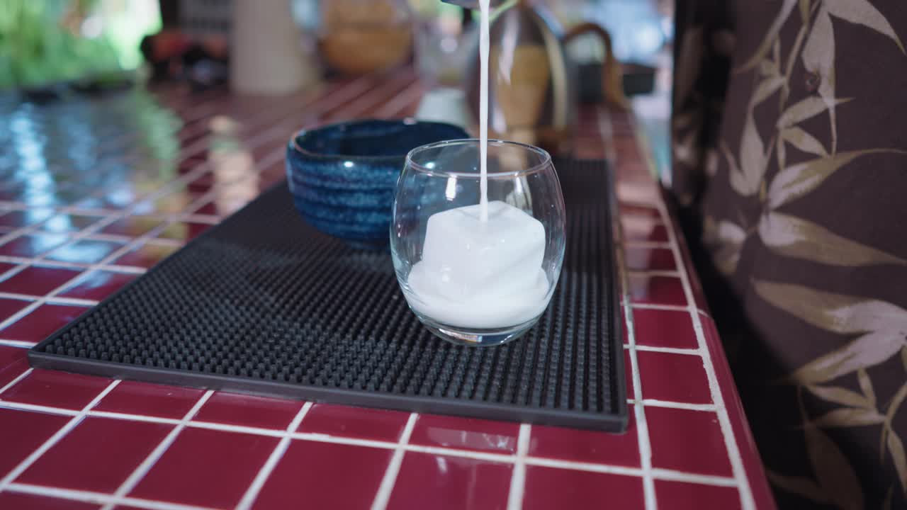 vertiendo leche en un vaso