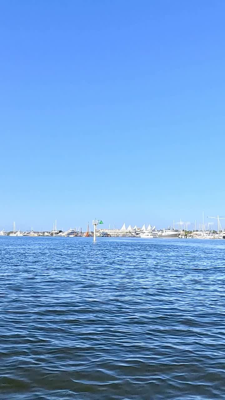 골드 코스트 수로를 가로질러 경치 좋은 보트 타기