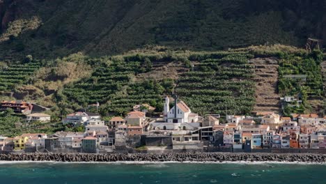 ポルトガルのマデレア島のパウル・ド・マールにある住宅のドローン画像