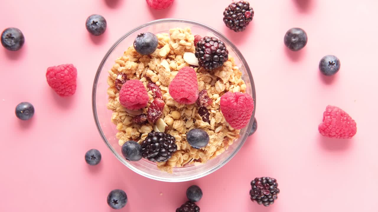 맛있는 그라놀라와 베리