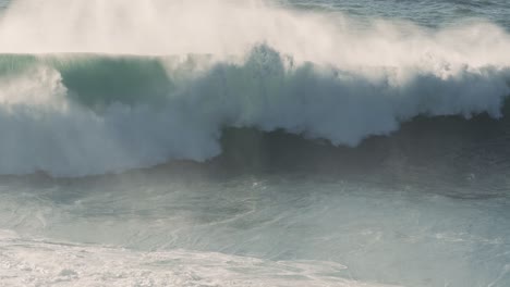 una gran ola se rompió sin nadie en ella, en praia do norte en nazaré.