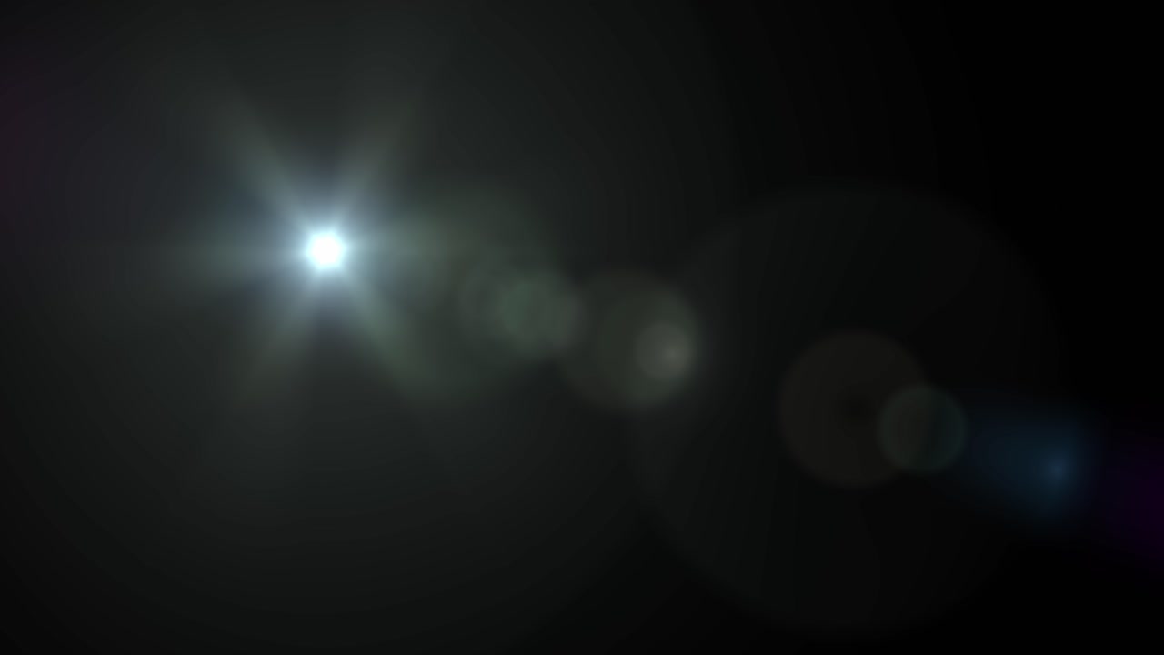 Organisk, lys linseflare som beveger seg fra venstre til høyre med bokeh-effekt. Isolert på svart bakgrunn, perfekt for komposisjon, lyslekkasjer og for å legge til filmisk tekstur.