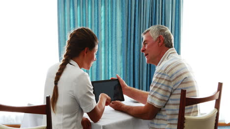 -Nurse-and-senior-man-using-tablet