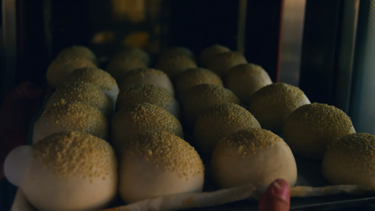 요리사가 구워지지 않은 굴러진 반죽 4k의 트레이를  ⁇ 입합니다.