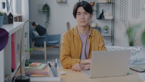 집에서 일하는 젊은 남자