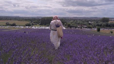 Mujer-En-Campos-De-Lavanda-1