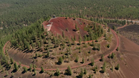 tiro aéreo en círculo de un cono de ceniza lava butte newberry oregon