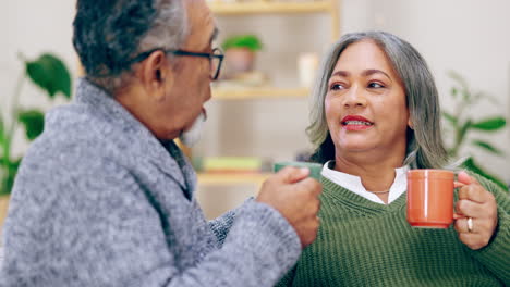 relajarse, café y una vieja pareja hablando en el sofá