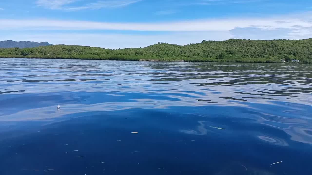 pov desde el barco que navega en la isla de karampuang sea_slow motion shot