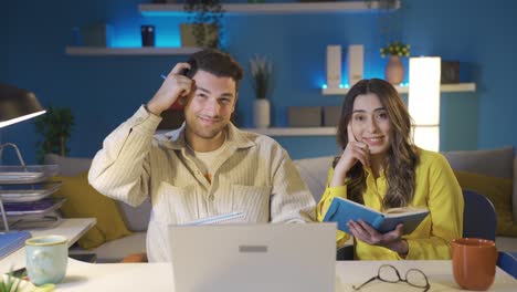 una pareja de casados confundidos vienen con la idea de la solución y expresan su satisfacción mirando a la cámara.