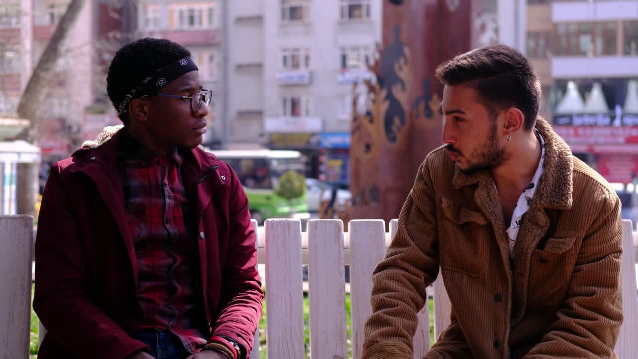 hombre negro y blanco hablando 1