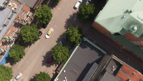tejados de construcción de ciudades suecas con tráfico de calles de la ciudad, vista aérea de arriba hacia abajo de vuelo rápido