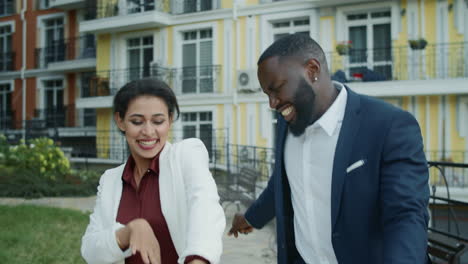 Gente-De-Negocios-Bailando-Al-Aire-Libre.-Pareja-De-Raza-Mixta-Celebrando-La-Victoria-Afuera